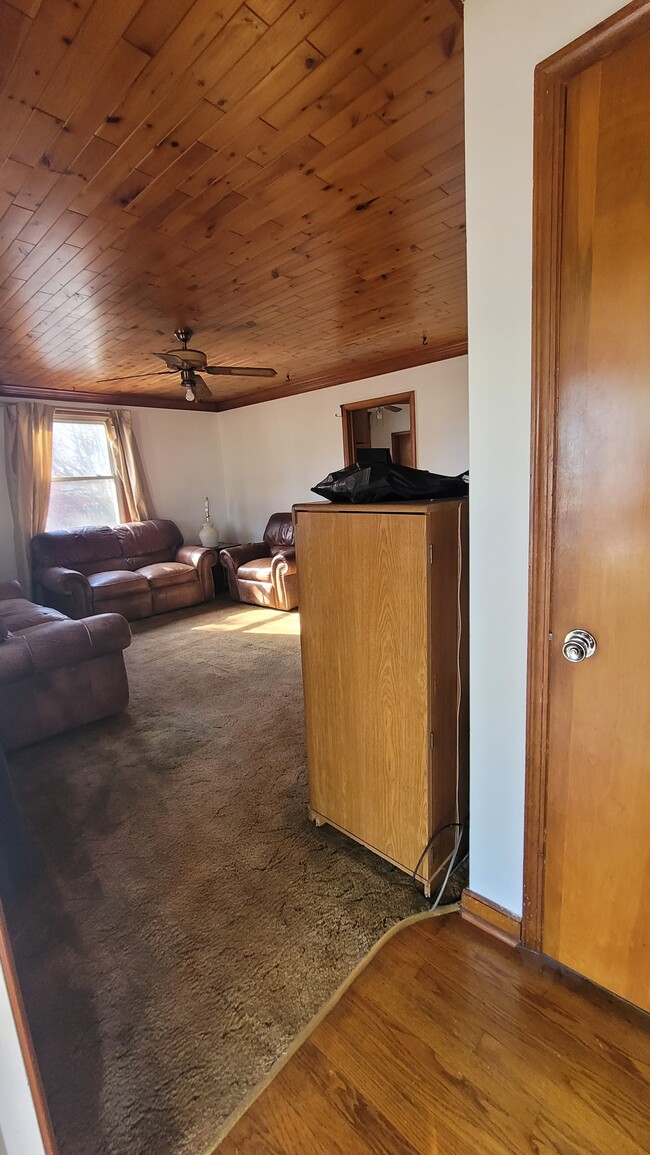 Entryway into living room - 3628 Reynolds Rd