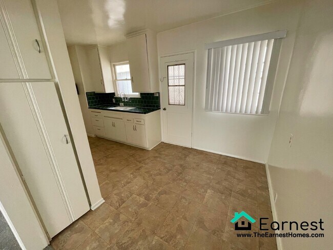 Foto del edificio - 1+1 Cozy Triplex in Prime West LA Location