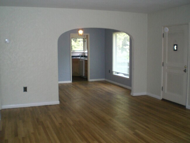 Building Photo - Charming 4 bedroom Home