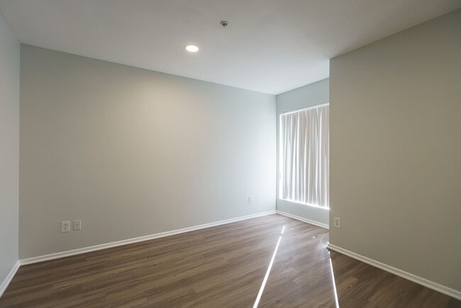 Interior Photo - 315 South Virgil Ave