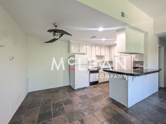 Building Photo - Stylish 2-Bedroom Condo with Stunning View...