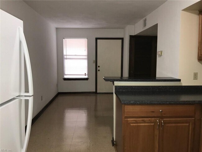 Building Photo - 1049 W 49th St