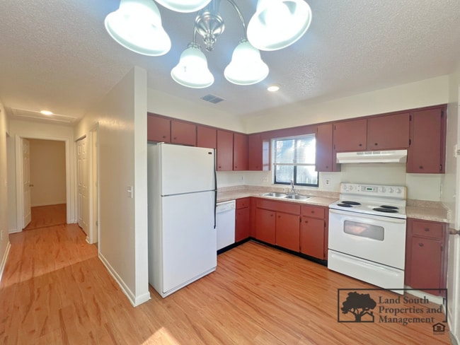 Building Photo - 120 Rosalynn Cir