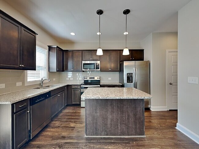 Foto del edificio - 6321 Silver Creek Ln