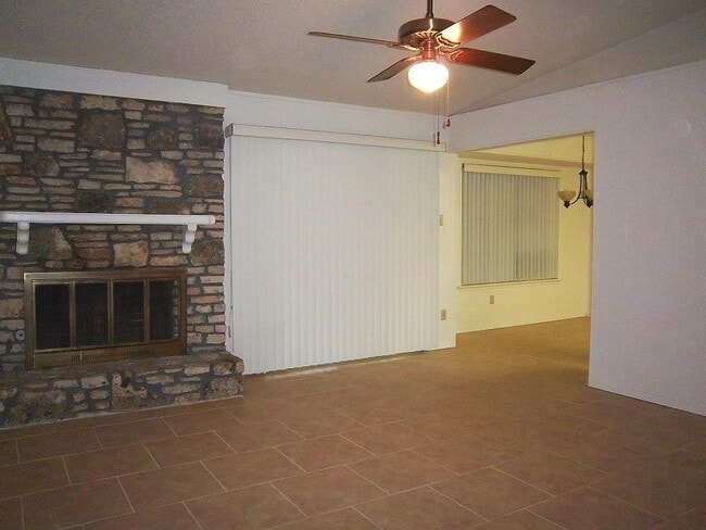 Foto del edificio - 10402 Golden Quail Dr