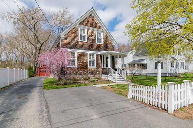 Building Photo - 44 Custer St