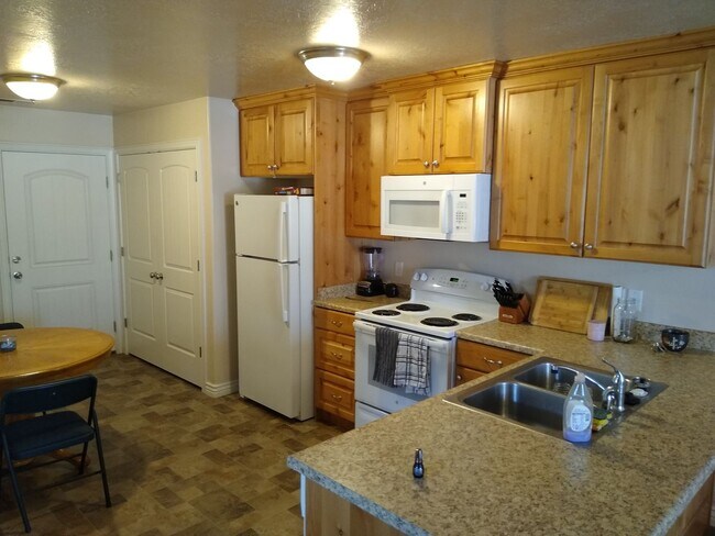 Foto del edificio - 2 bed, 1 bath, with appliances included! L...