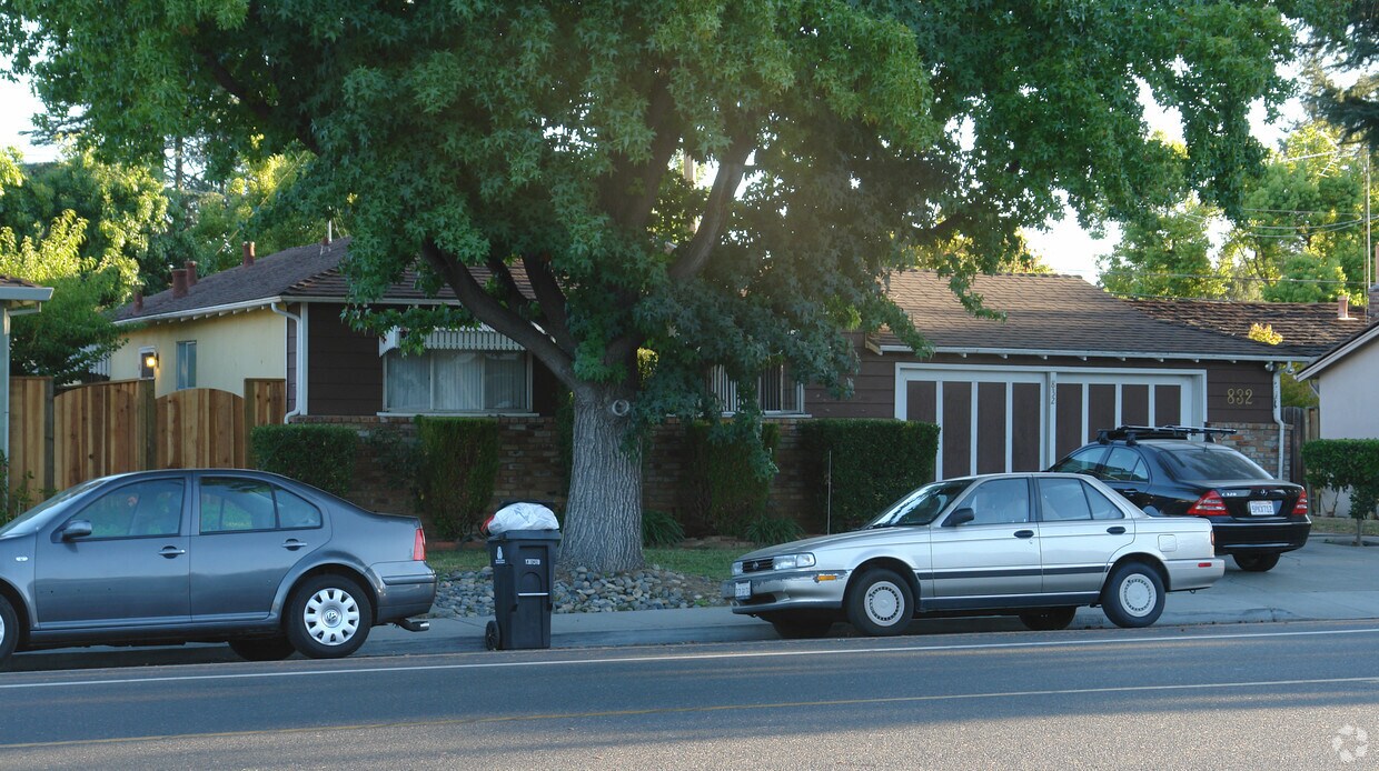 Building Photo - 832 Cuesta Dr