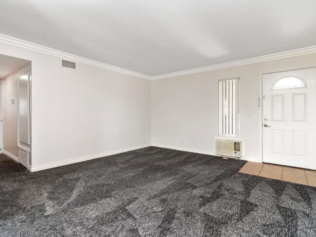 Building Photo - Beautiful Upper Level Condominium Home