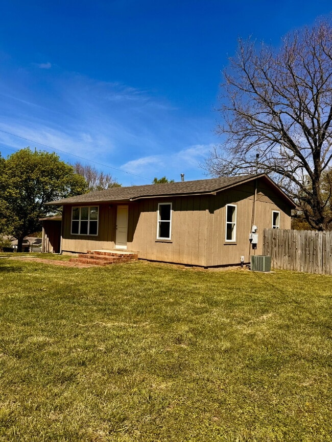 Building Photo - 803 E Greenfield St