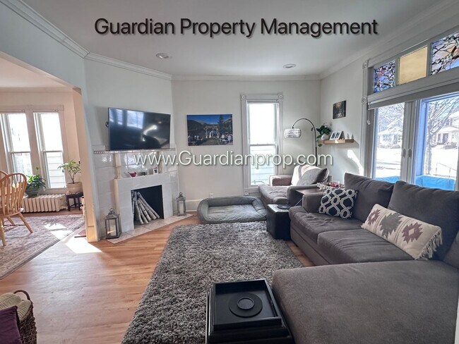 Foto del edificio - Linden Hills Upper Level Duplex, Sunroom, In Unit Laundry, Dishwasher
