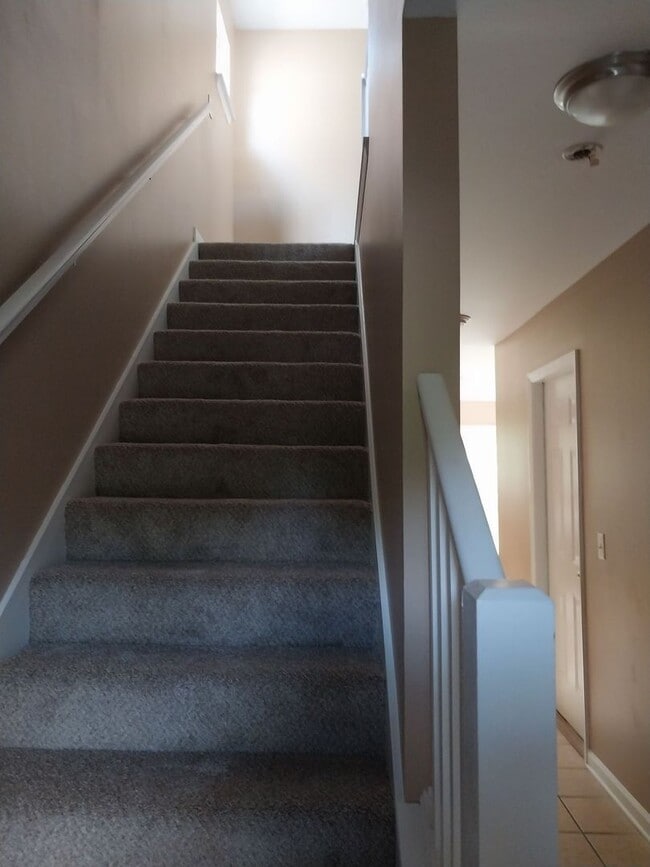 Building Photo - Cute townhome with 3 bd / 2.5 Bath