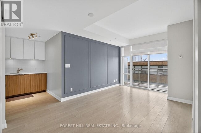 Photo du bâtiment - 223 St Clair Ave W