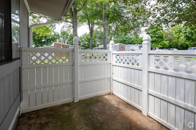 1BR, 1BA - 600SF - Patio - Stratford Apartments