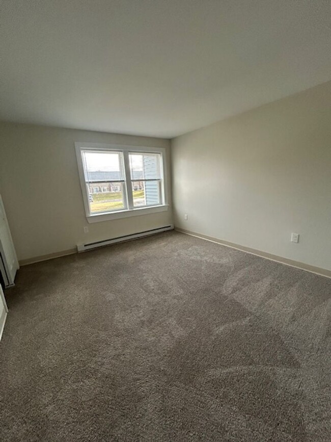 Building Photo - Newly Renovated 2 Bedroom Apartment in Roc...