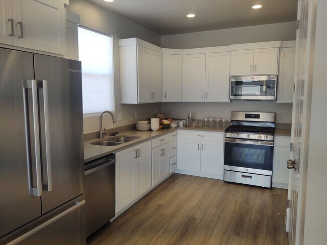 Foto del edificio - 1 Bedroom + Den 1.5 bath 2 Car Garage VIEWS & VIEWS!
