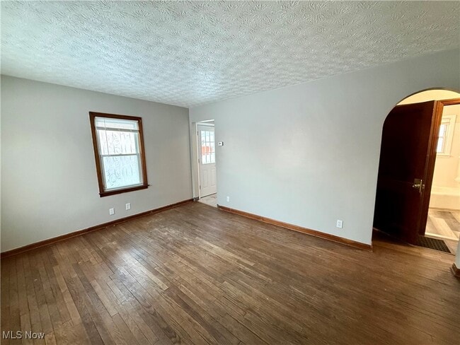 Building Photo - 912 E Archwood Ave