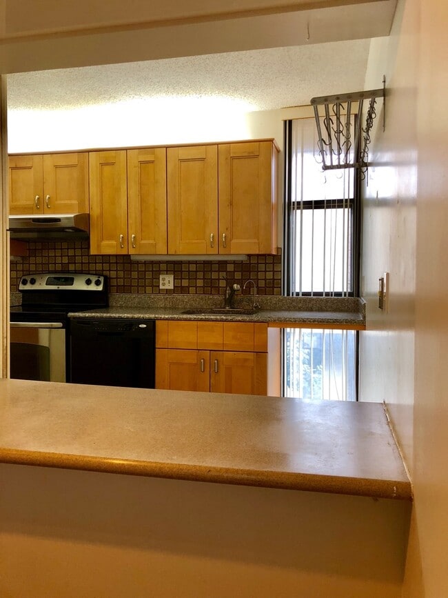 Building Photo - Cozy Three-Bedroom Condo - Coldspring New ...