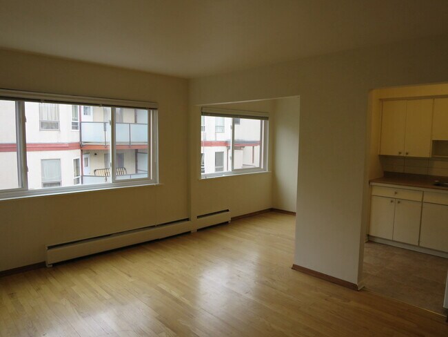 Photo du bâtiment - 2150 Cadboro Bay Rd