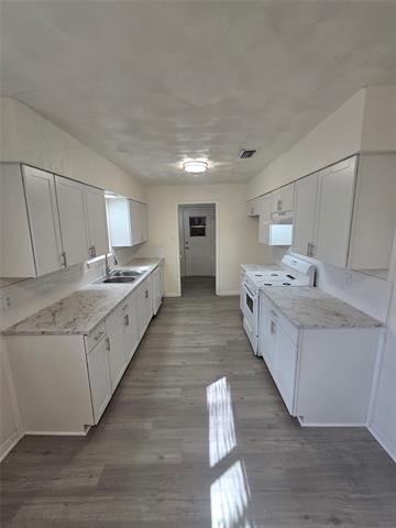 Building Photo - 921 Poinsettia Dr