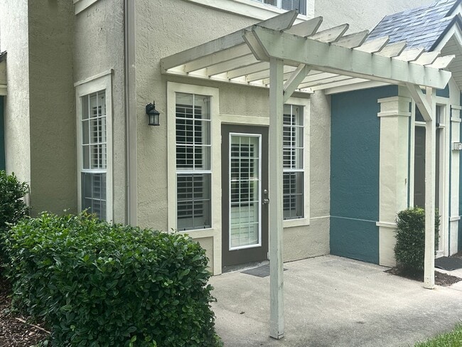 Building Photo - 13700 Richmond Park Dr N