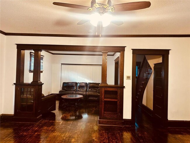 Building Photo - 246 Sidney St E