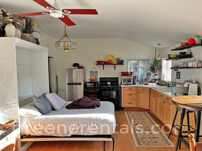 Foto del edificio - Charming Lake Front Apartment on Anderson Island