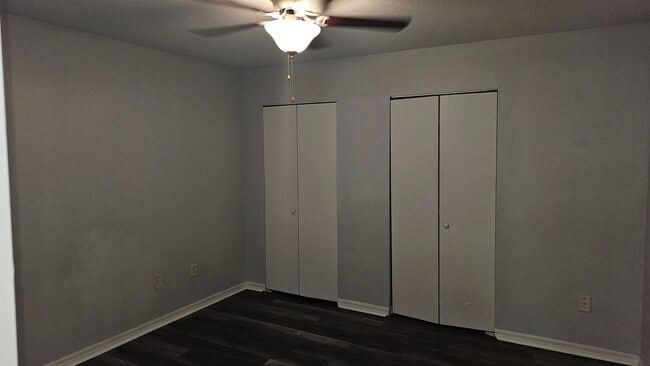 Building Photo - NICE! 3BED / 2 BATH / 1 CAR GARAGE (HALF DUPLEX)