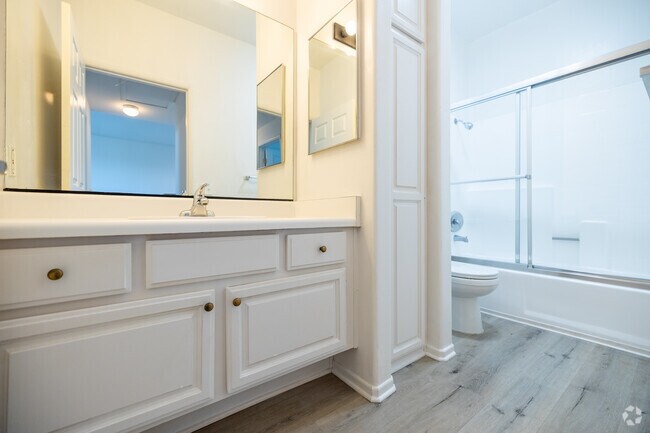 1 habitación, 1 baño - 800 pies cuadrados - Baño - Tuscany Apartments
