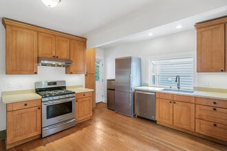 Building Photo - 950 Hiawatha Pl S