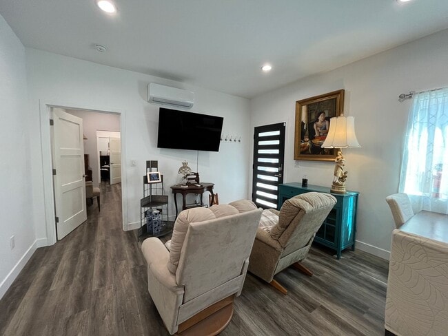 Foto del edificio - Furnished 1+1 w/dishwasher + in-unit laundry!
