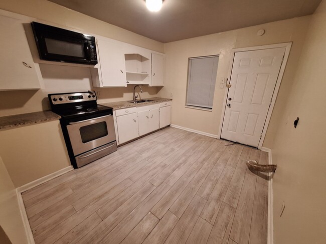 Building Photo - 1518 Victoria St