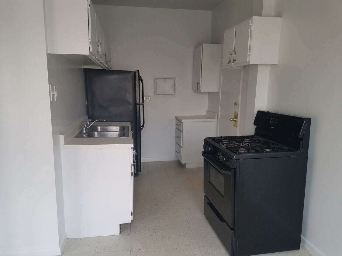 Primary Photo - Spacious Studio in Beverly