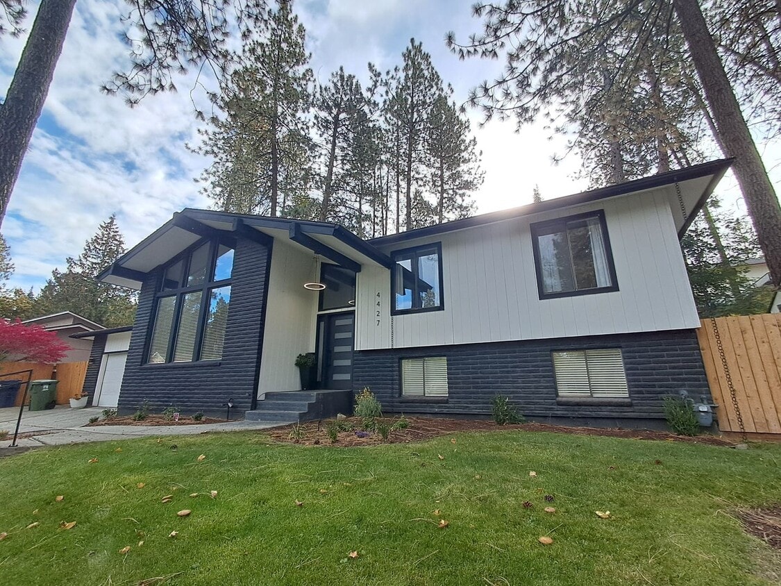Foto principal - $3,200 -5 Bed / 3 Bath- Home with Fully Fe...