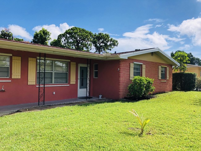 Building Photo - 1009 SE 15th Court  Stuart FL 34996