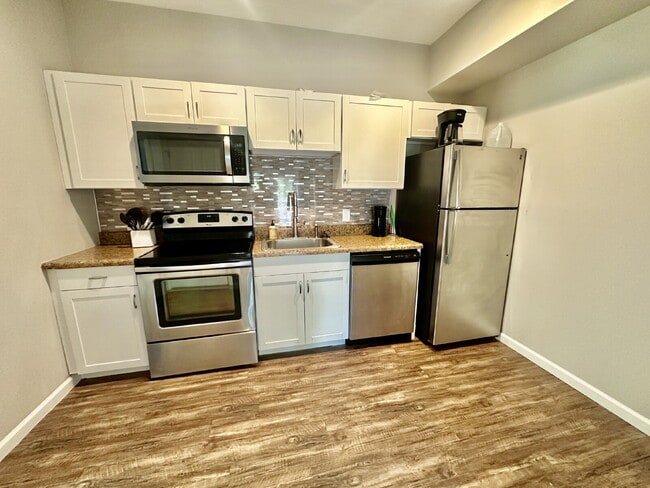 Building Photo - Two Bedroom Apartment in the Heart of the Bluffton Promenade!