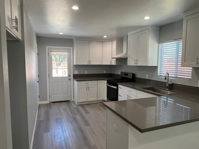Kitchen (new stove) - 44979 15th St W