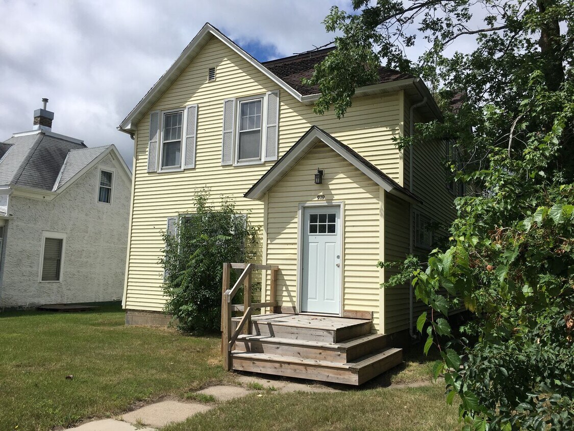 Primary Photo - 919 Bemidji Ave N