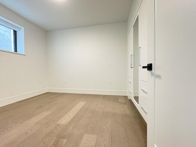 Photo du bâtiment - 2 bedroom in Burnaby BC V5A 1K6