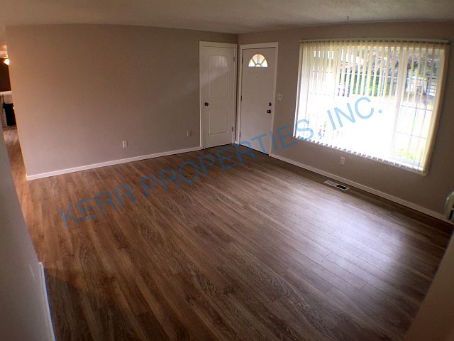 Building Photo - 525 NW Riverview Pl