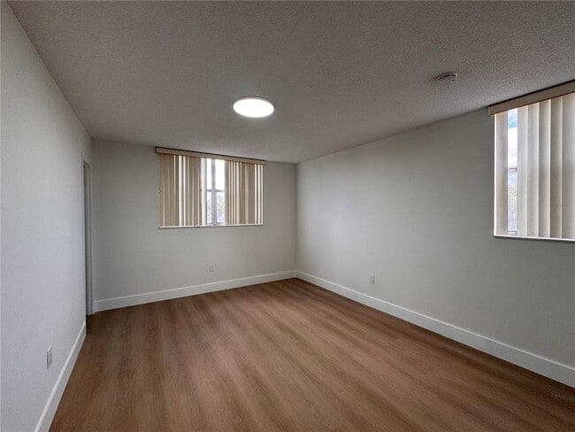 Building Photo - 1820 N Lauderdale Ave