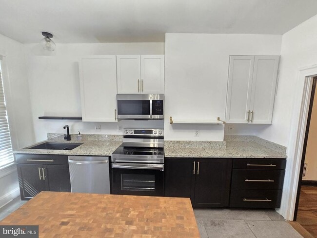 Building Photo - 128 S Ellwood Ave