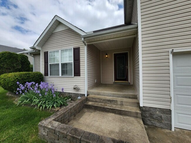 Building Photo - $1850 3 Beds 2.5 Bath + Bonus Room & Storm...