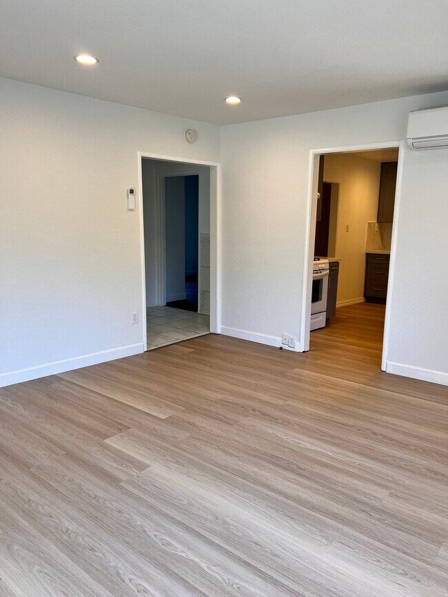 Building Photo - 144 San Lorenzo Ave