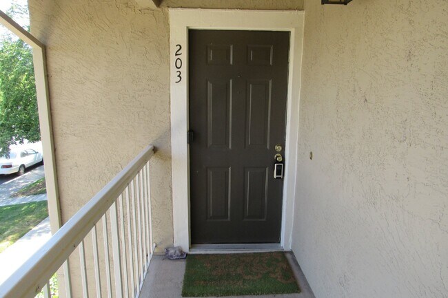 Building Photo - Well Kept 2 Bed/1 Bath Upstairs Condo in South Livermore