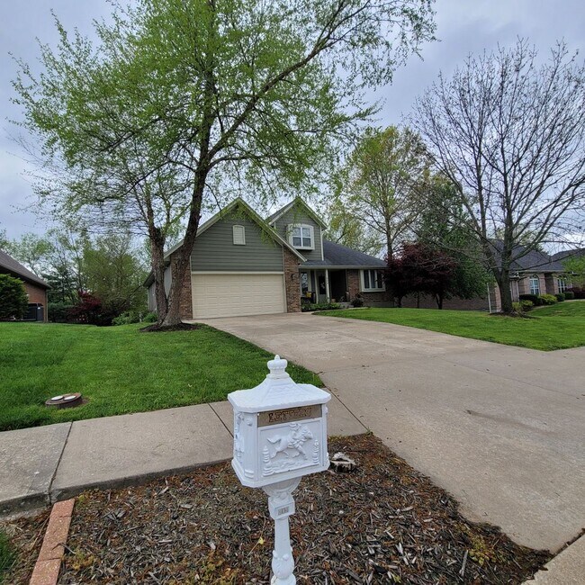 Building Photo - 804 Chaucer Ln