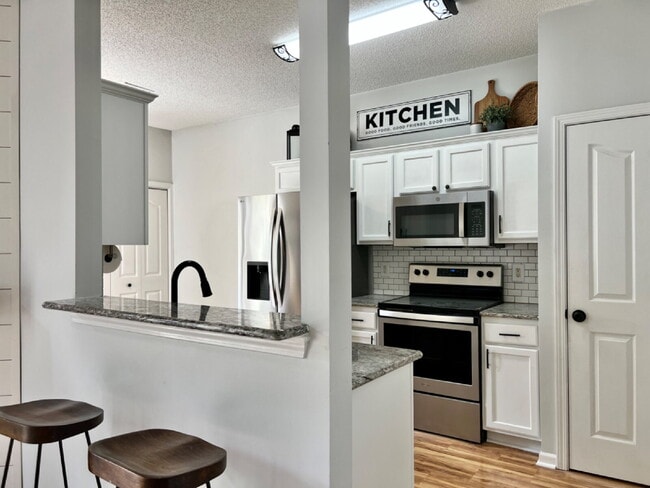 Building Photo - $500 OFF first month's rent!!