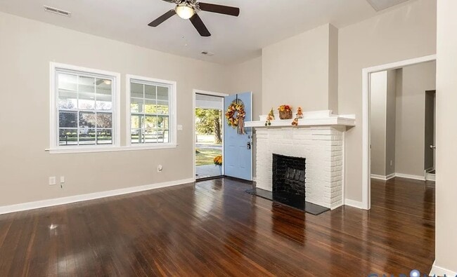 Foto del edificio - 6103 Hermitage Rd