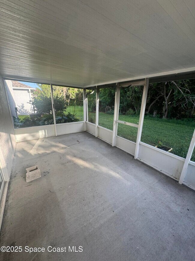 Foto del edificio - 2129 Redwood Cir
