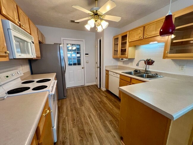 Building Photo - 3 bed, 2 Bath, Garage + Screened Back Porch, Near Cason Ln